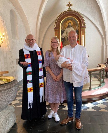 Sofie Friis Hove med forældre og præst