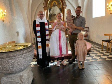 Billede af familien og præsten