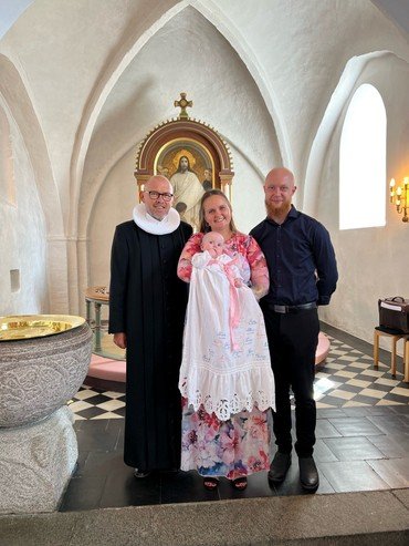 Nellie og hendes familie samt præst