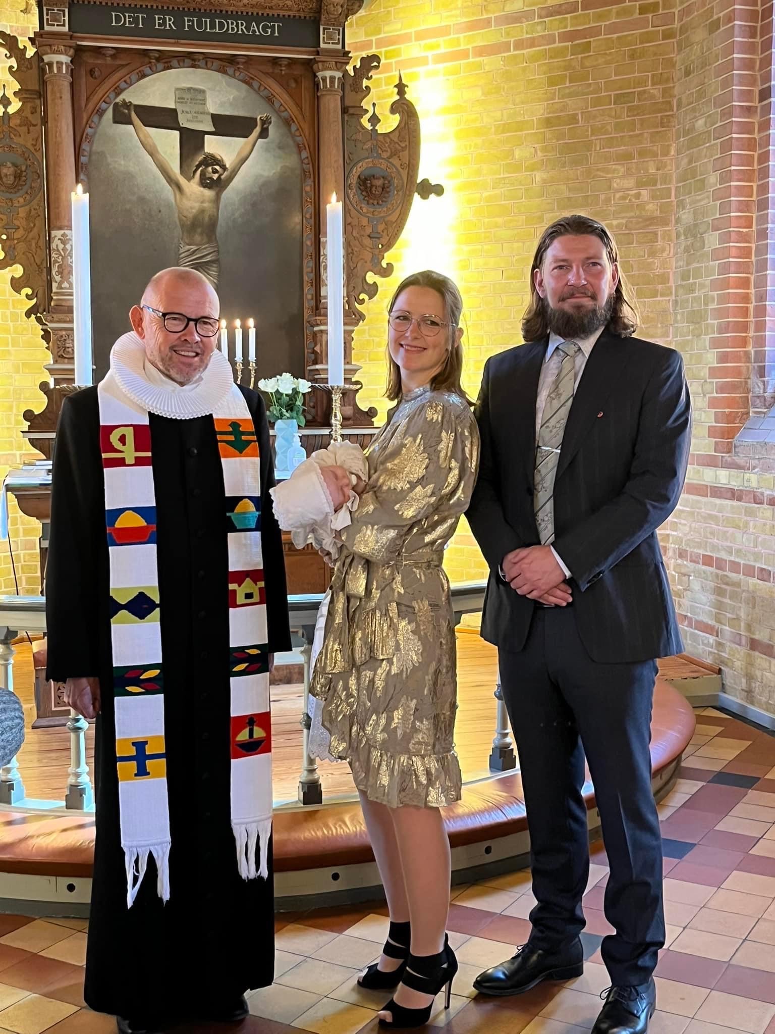 Præst og dåbsbarnet med forældre