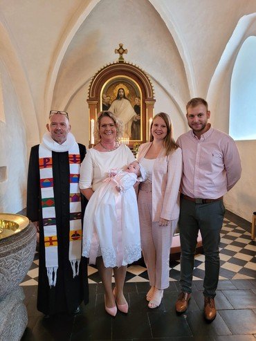 Leonora Rathcke Holde Westh med familie og præst