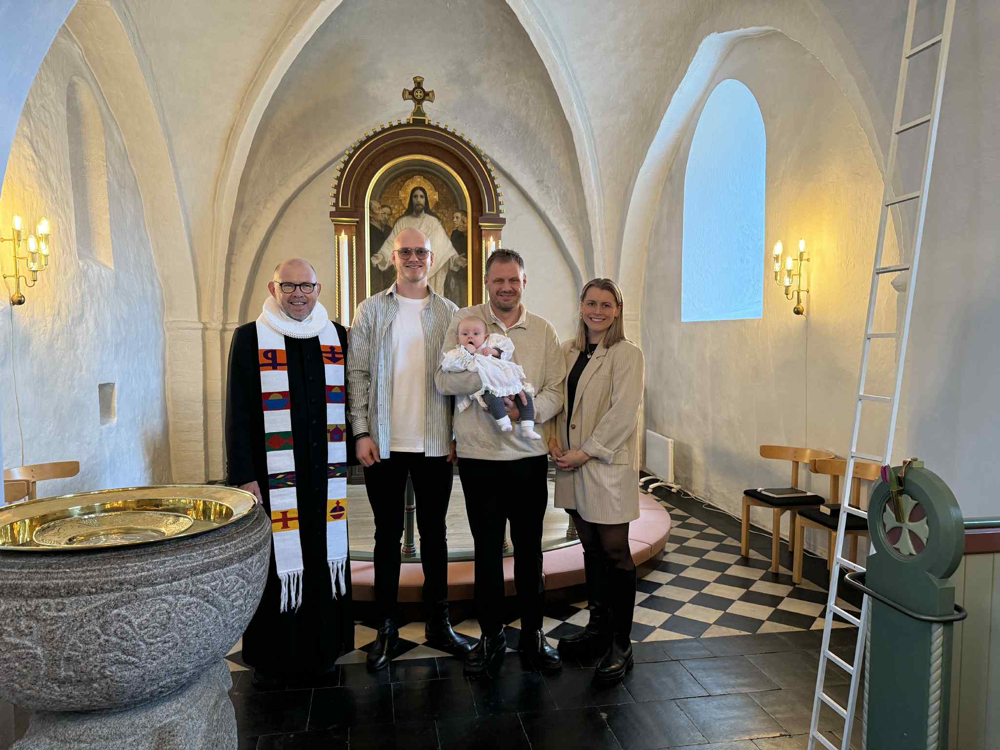 Dåbsbarn med familie og præsten