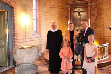 Jeppe Lindegaard Børgesen med familie og præst