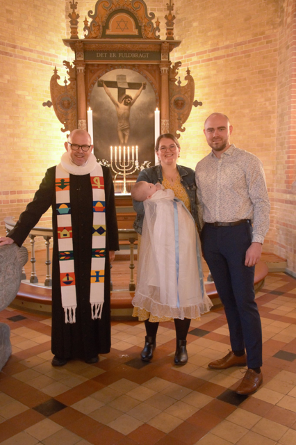 Dåbsbarn med familie og præsten