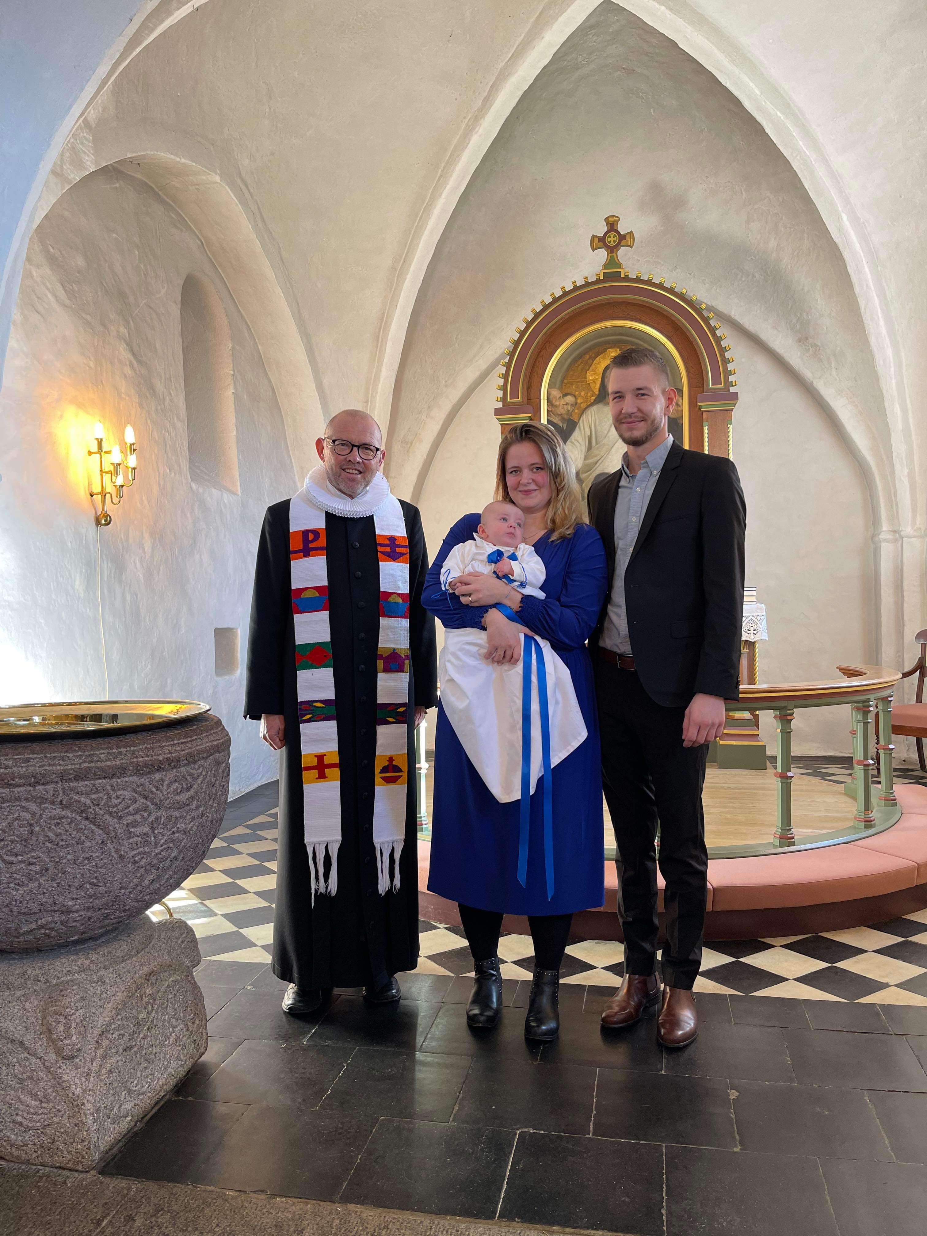 Dåbsbarn med forældre og præsten