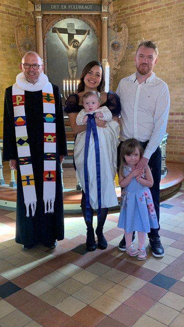 Dåbsbarnet Lucas Castillo Eriksson med familie og præst