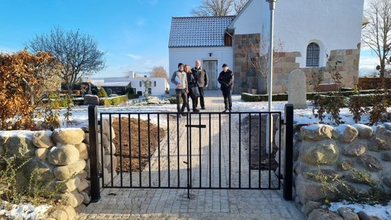 MR medlemmer står på den nye adgang til Stjær Kirken